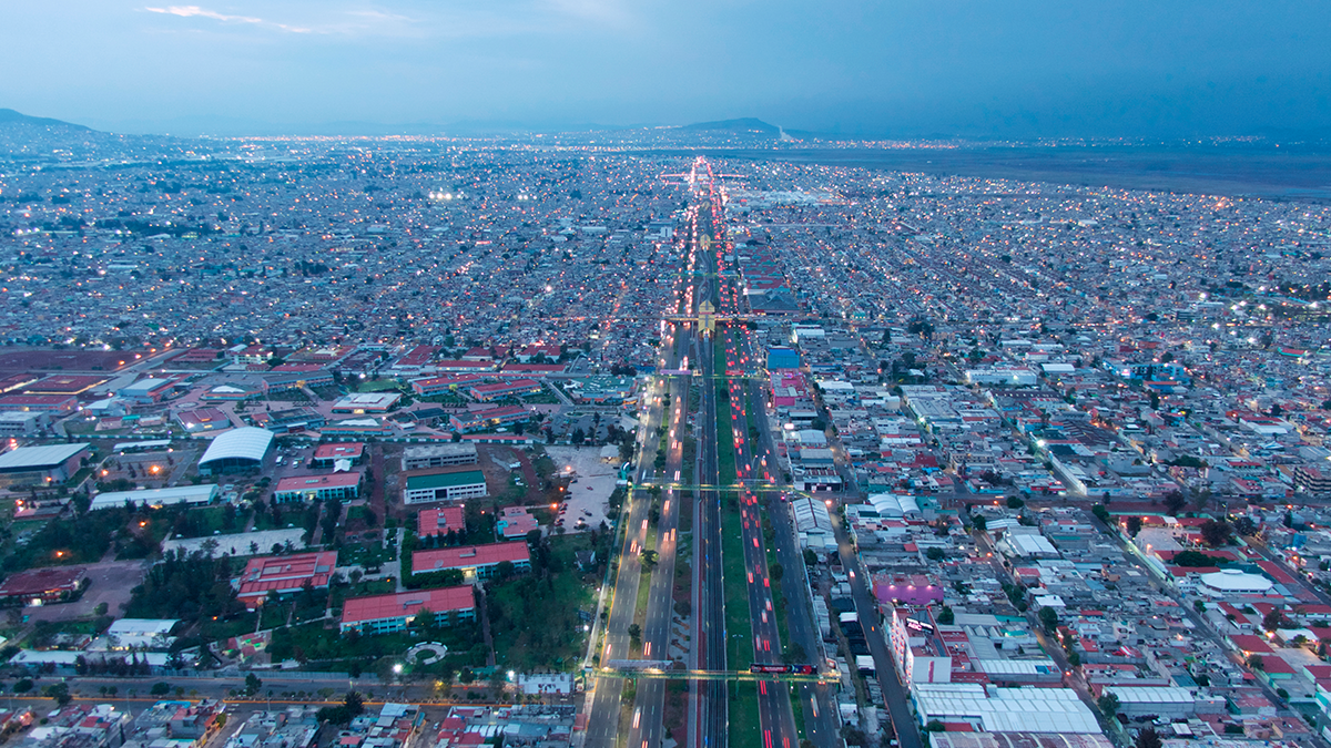 Vista aérea de la Ciudad de México y avenidas principales en riesgo geológico