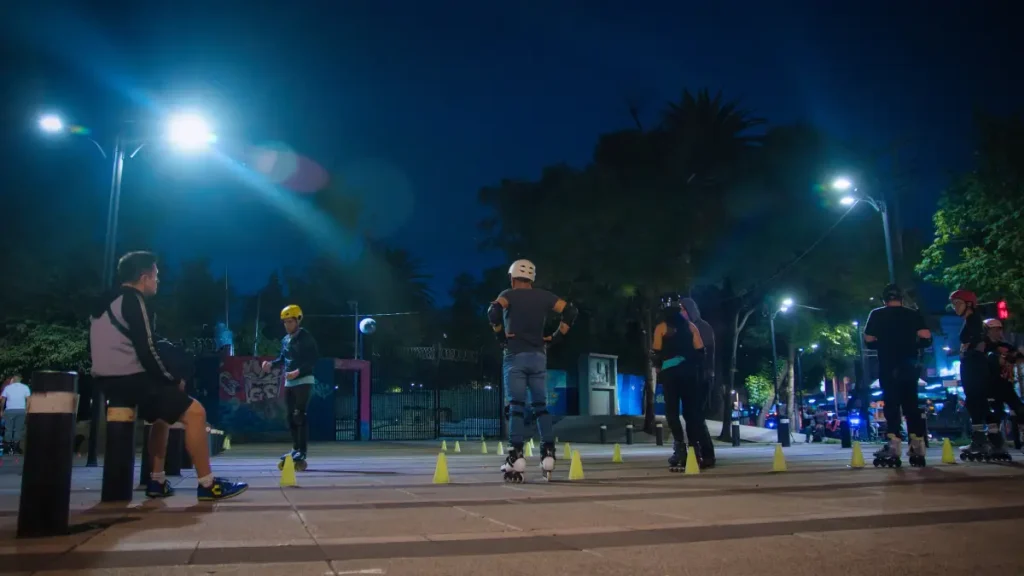 ¿Es ilegal? En San Pedro, Nuevo León, detuvieron a 24 personas por patinar en la calle sin permiso 