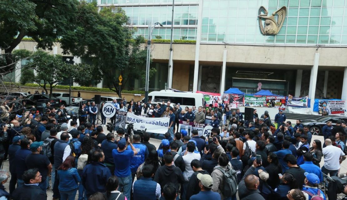 ¡Traidores y mentirosos! Así corrieron trabajadores del IMSS a panistas