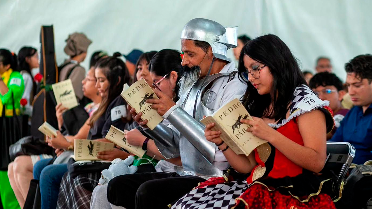 Personas caracterizadas leyendo el libro Pedro Páramo de Juan Rulfo en la FIL Guadalajara 2026.