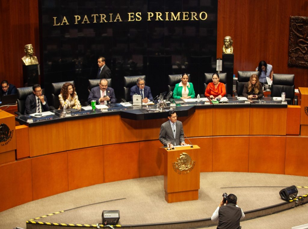 Senadores sí pueden usar Salones Oficiales del AICM; Sheinbaum pide cero privilegios