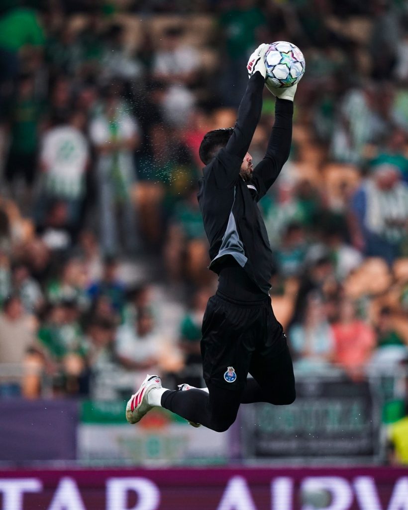ortero atrapando el balón en el aire durante el partido entre Real Betis y FC Porto en la Champions League.