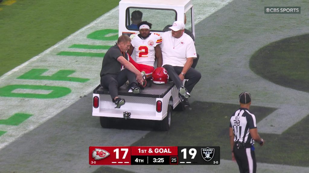 Aquí Tyquan Thornton ya tendría el tobillo otra vez en su lugar