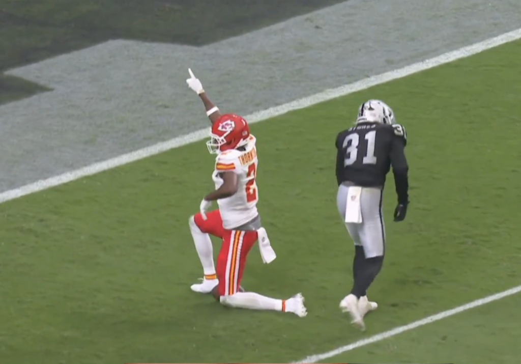Tyquan Thornton festeja con el tobillo aparentemente luxado