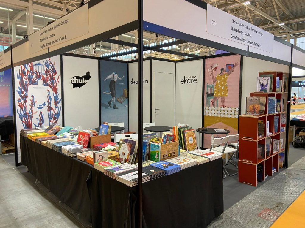 Stand de Ediciones Ekaré con libros infantiles en la zona internacional de la FIL Guadalajara.