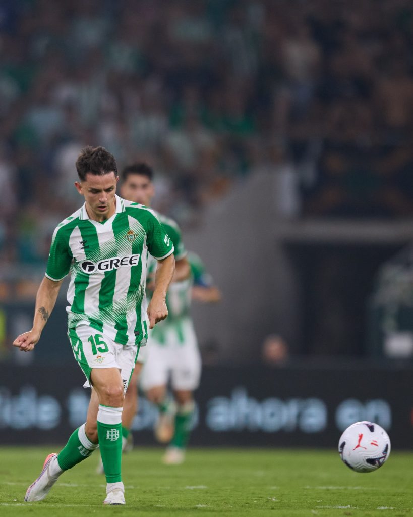Álvaro Fidalgo en acción disputando el balón con el Real Betis