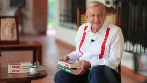 AMLO reaparece para presentar su libro (en medio de señalamientos vs. Andrés López)