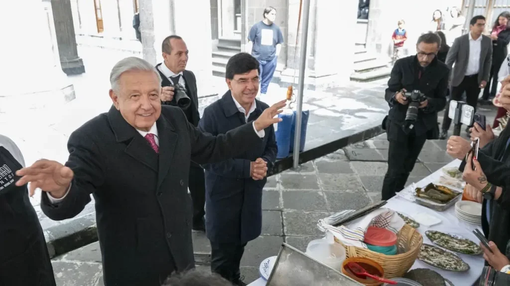 AMLO reaparece para presentar su libro (en medio de señalamientos vs. Andrés López)