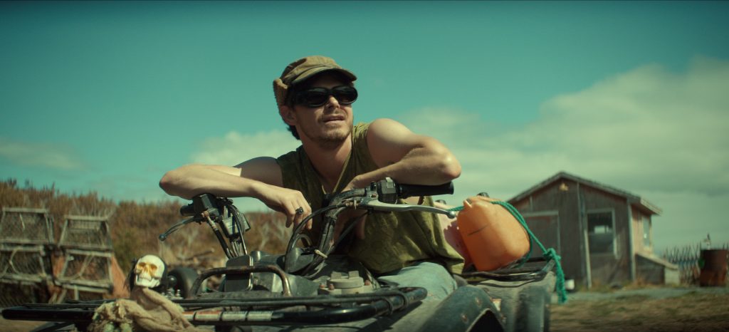 Charlie Heaton en la serie Below