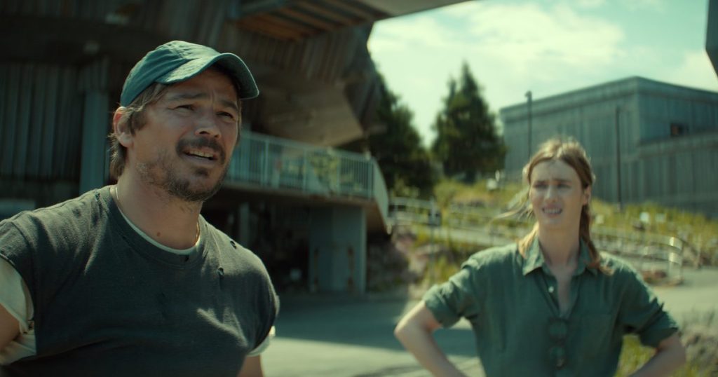 Josh Hartnett y Mackenzie Davis en Below