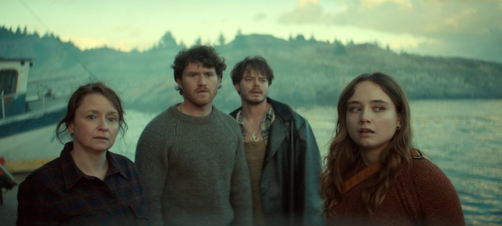 Parte del elenco de Below