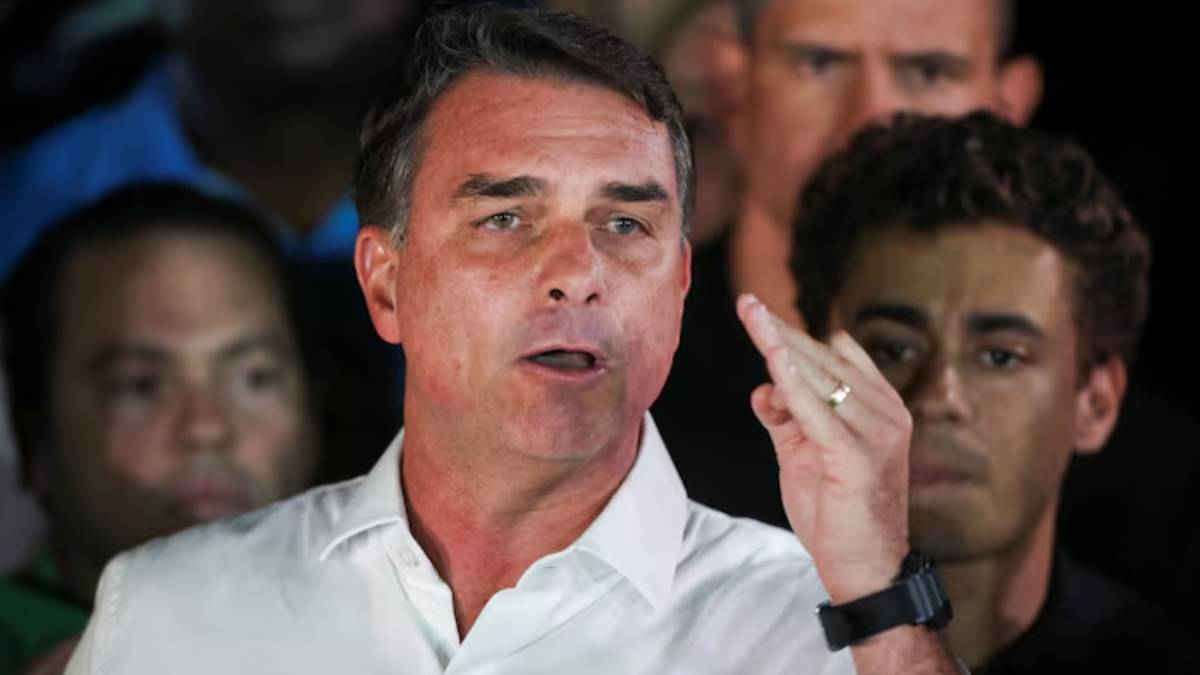 Flávio Bolsonaro se declara "el verdadero presidente de Brasil"