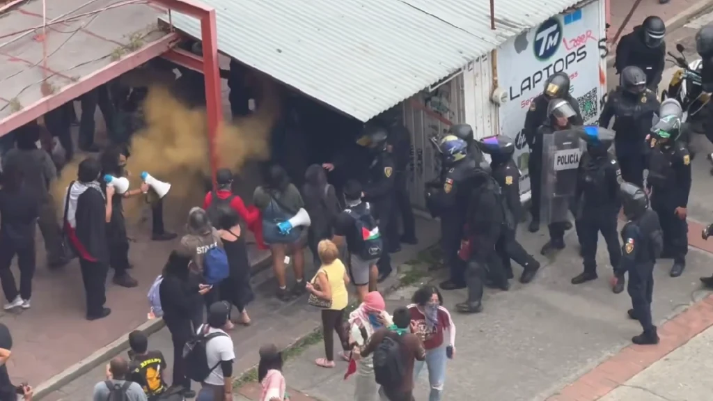 captan-policias-golpeando-participantes-marcha-2-octubre-tlatelolco