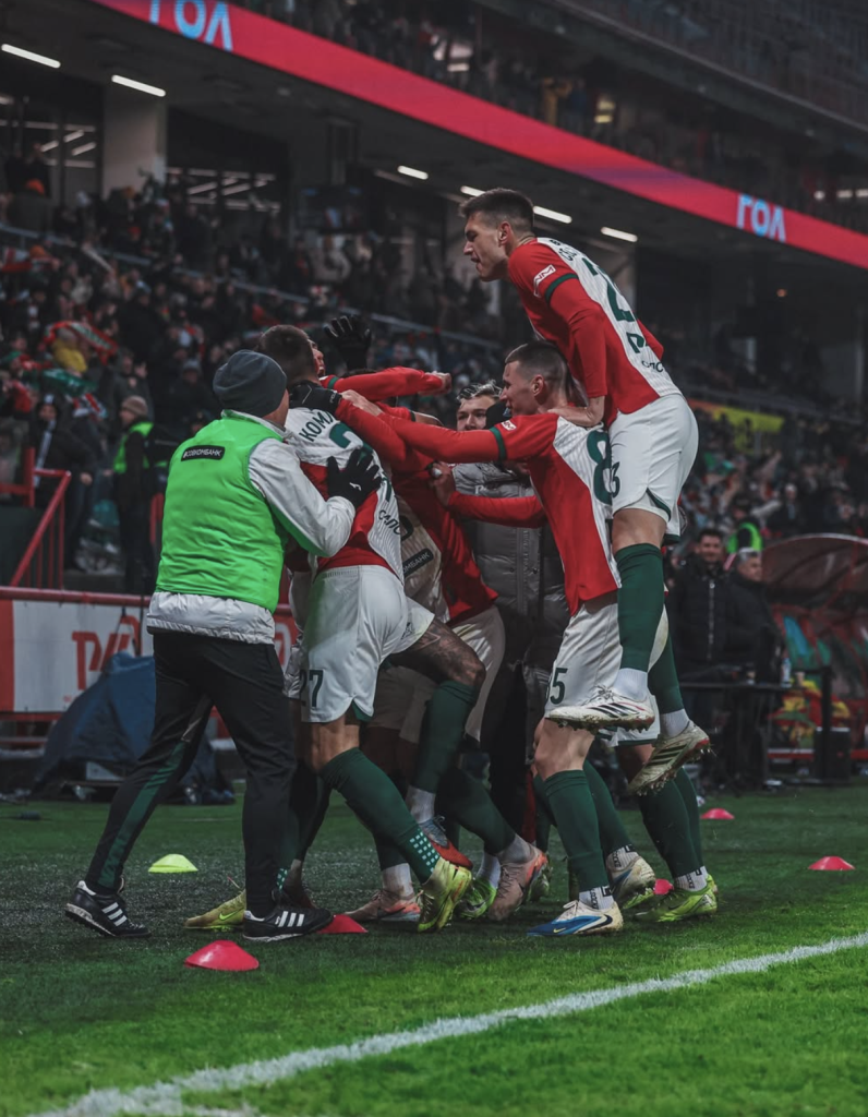César Montes con el Lokomotiv de Moscú