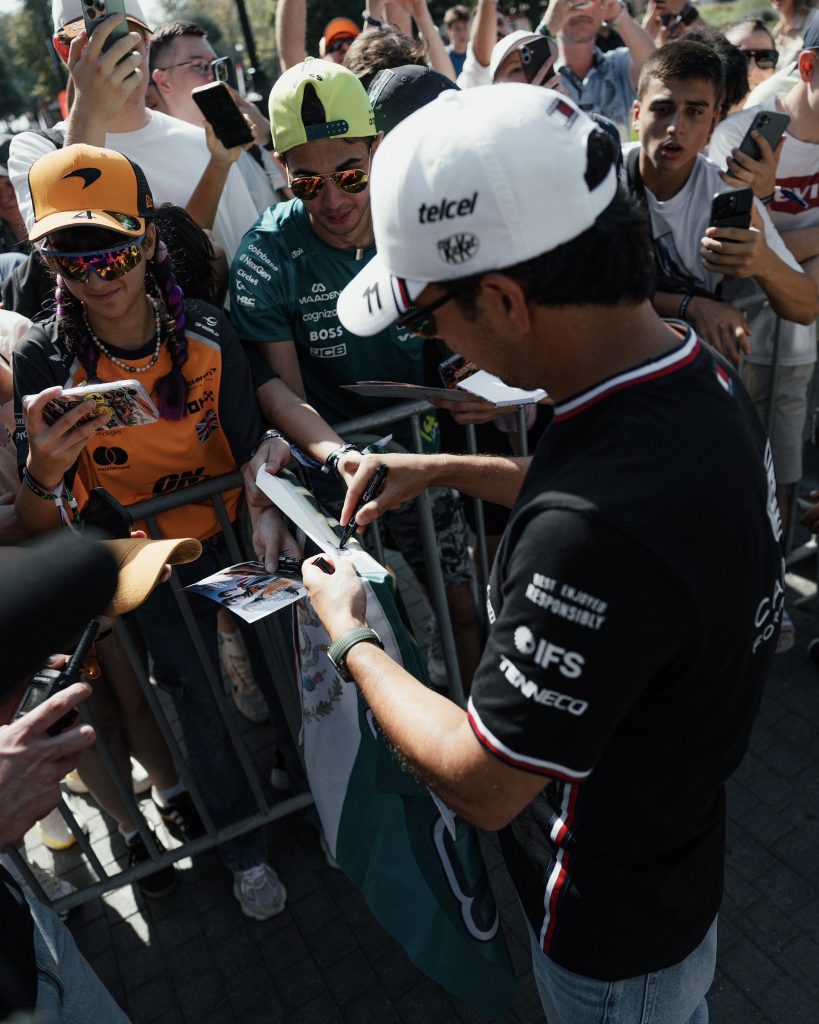 Checo Pérez junto a la afición