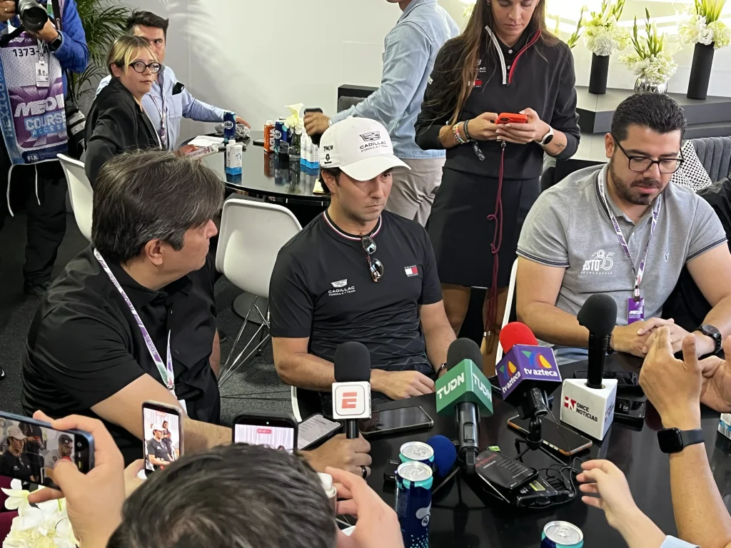 Checo Pérez en el hospitality de Cadillac