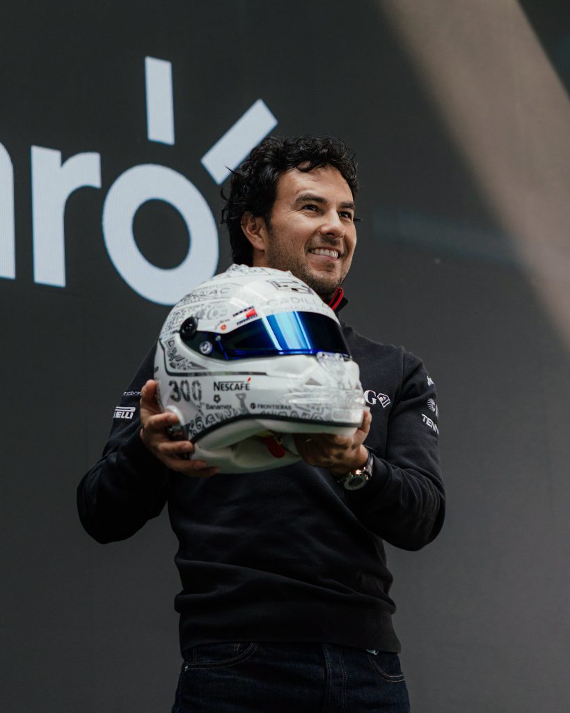 Checo presentó su casco