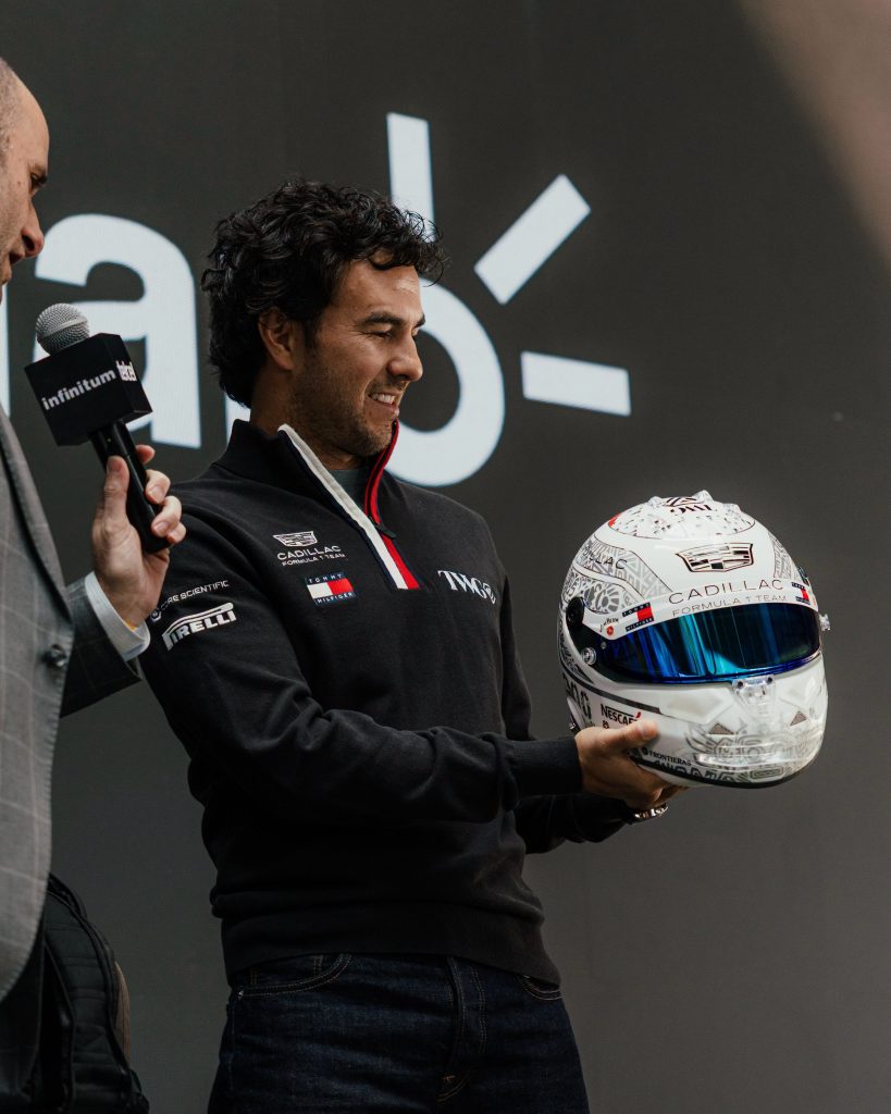 Checo presentó su casco