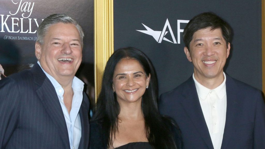 Ted Sarandos, Bela Bajaria y Dan Lin en 2025