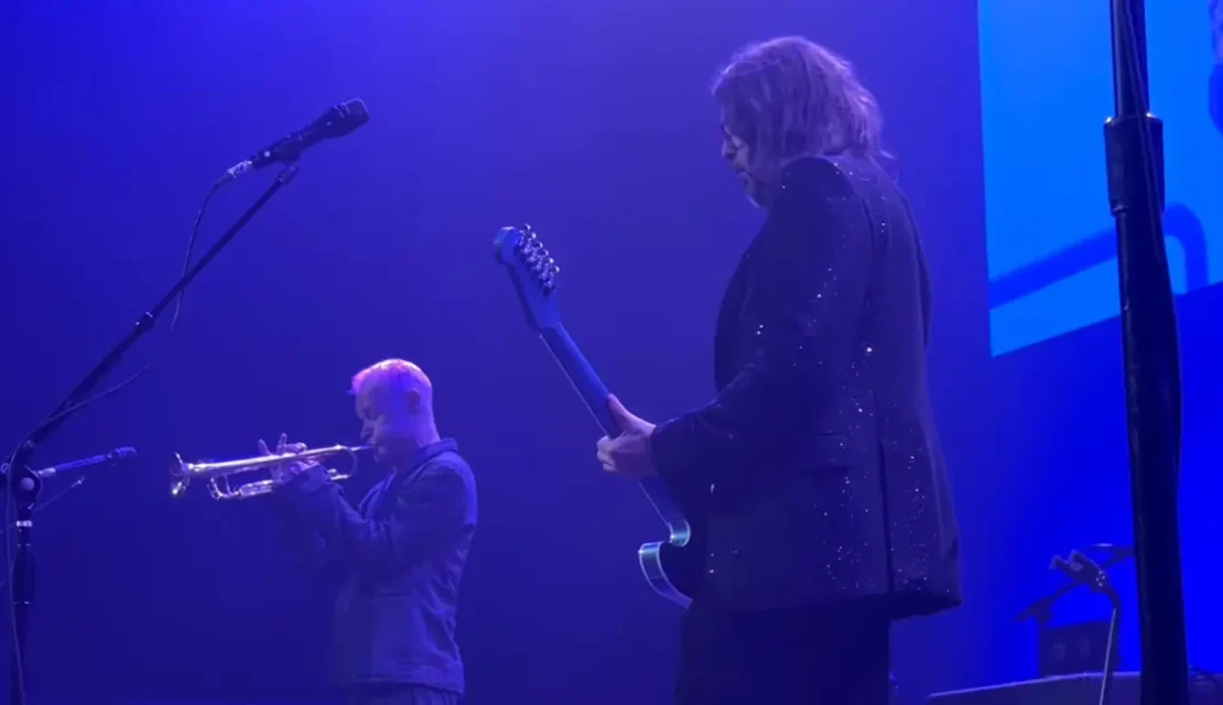 Momento único: Mira a Dave Grohl y Flea tocando “Everlong”