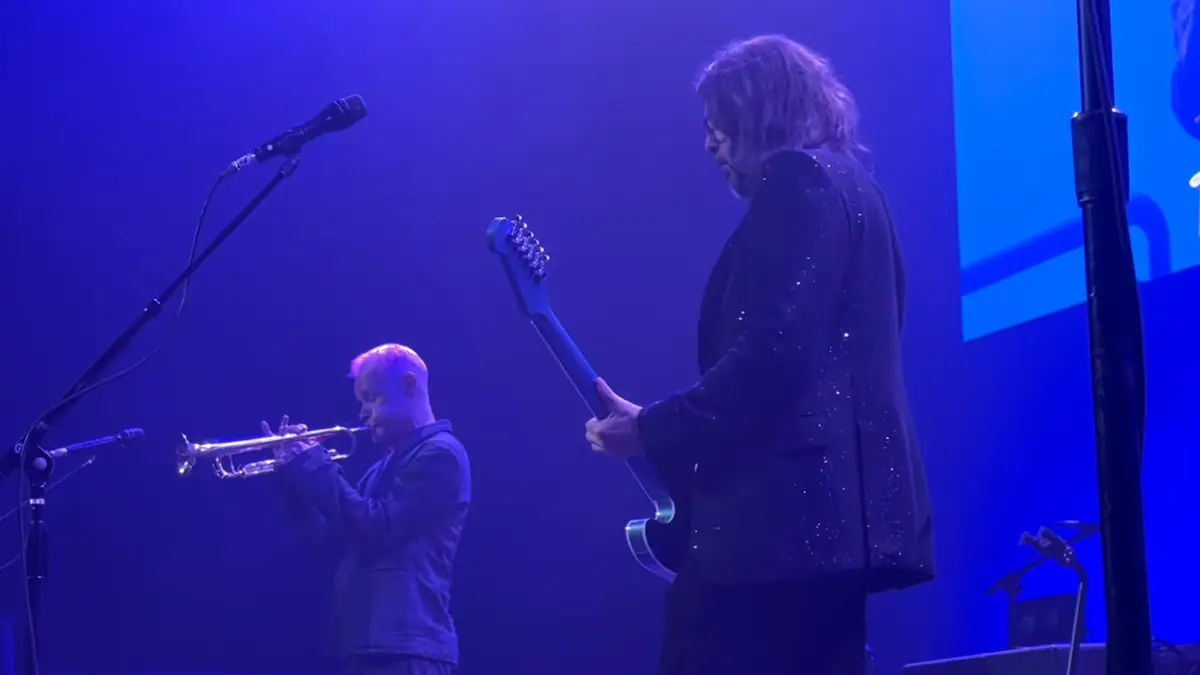 Dave Grohl y Flea tocando "Everlong"