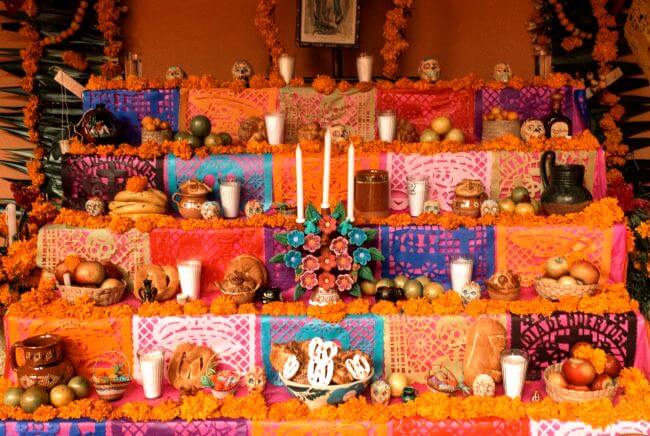 De cuando el Día de Muertos duraba más de un mes y había familias comiendo sobre tumbas