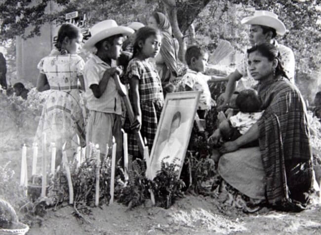 De cuando el Día de Muertos duraba más de un mes y había familias comiendo sobre tumbas