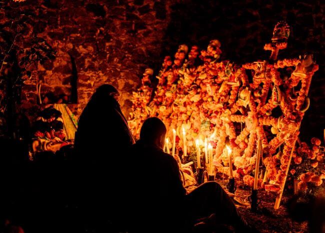 De cuando el Día de Muertos duraba más de un mes y había familias comiendo sobre tumbas