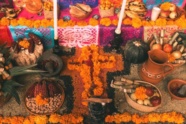 De cuando el Día de Muertos duraba más de un mes y había familias comiendo sobre tumbas