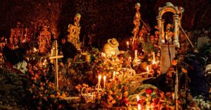 De cuando el Día de Muertos duraba más de un mes y había familias comiendo sobre tumbas