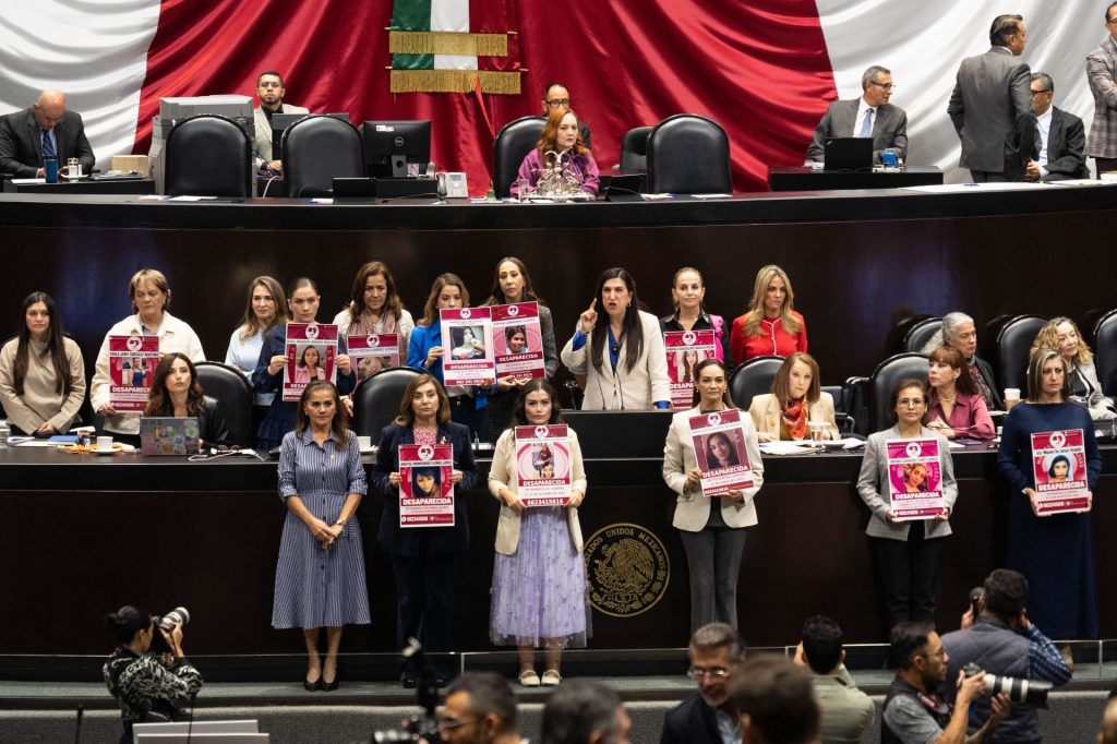 Sorprenden a 35 diputados con armas en el Congreso