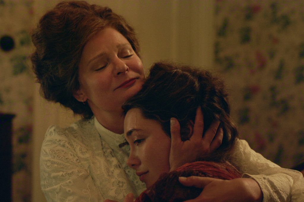 Martha Plimpton y Florence Pugh en East of Eden de Netflix
