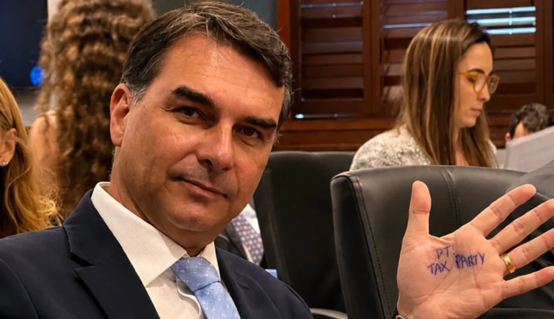 Empleados fantasmas, financiación ilegal y relojes de lujo: Las polémicas de Flávio Bolsonaro