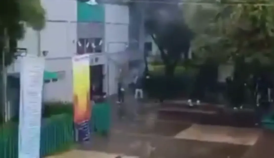 Encapuchados ingresan al Colegio de Bachilleres No. 6 y lanzan cohetones