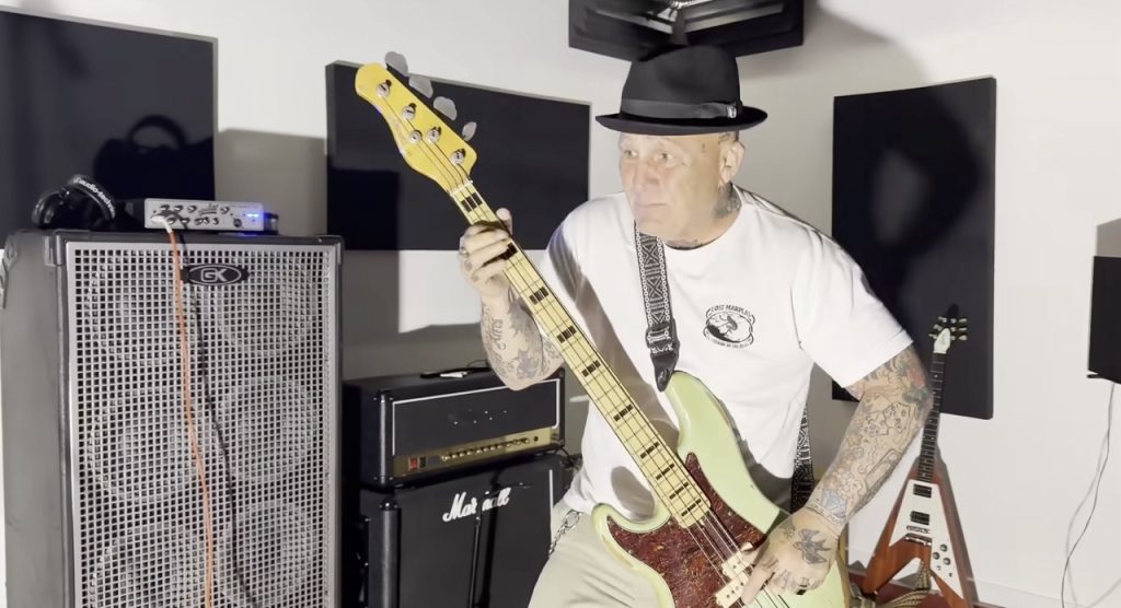 flavio de fabulosos cadillacs en el video de institucionalizado de lng/sht