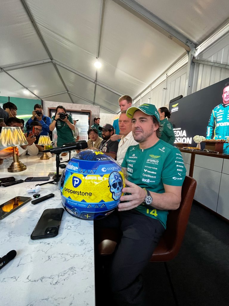 Fernando Alonso en el hospitality de Aston Martin