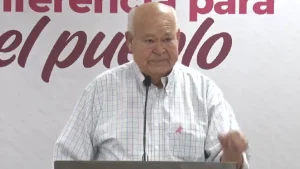 gobernador-baja-california-sur-rompe-llanto-defender-sueldo-de-su-hija-destacada