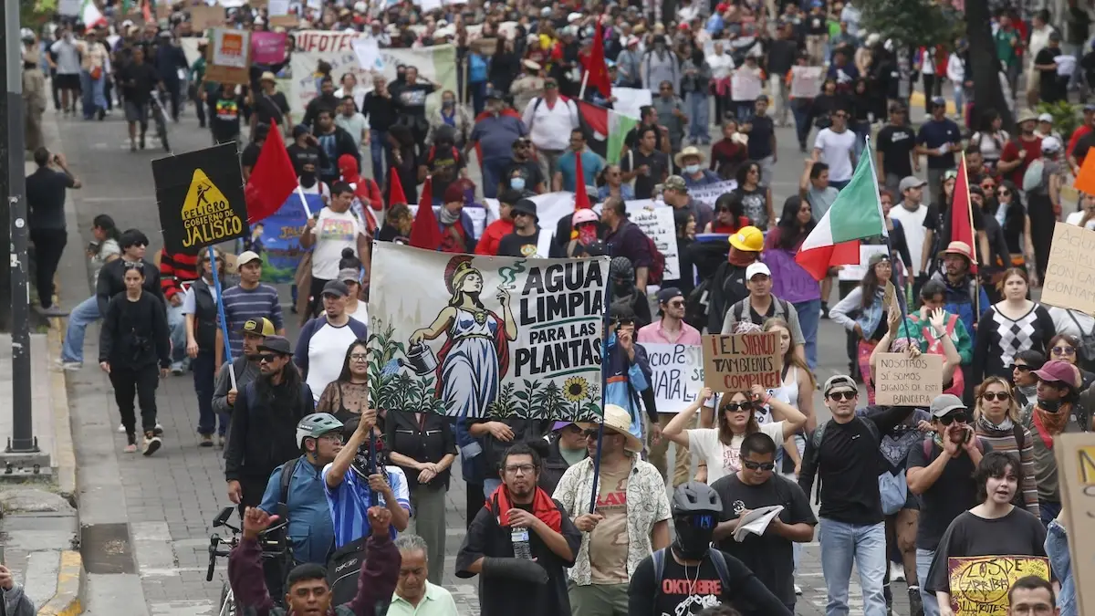 Revocación de mandato y grupos de choque en la segunda megamarcha por el agua en Guadalajara