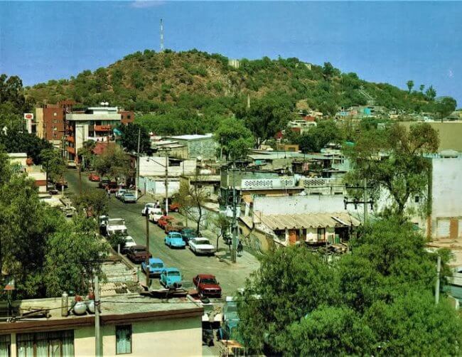 Peñón de los Baños: Formación rocosa, pueblo originario y aguas termales