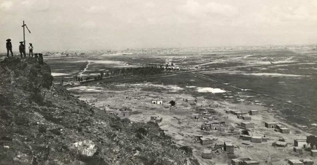 Peñón de los Baños: Formación rocosa, pueblo originario y aguas termales