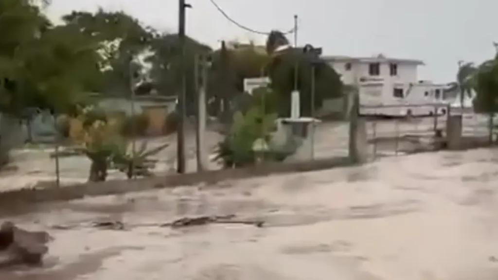 Huracán "Simon" cambia de trayectoria y seguirá cerca de Jalisco: piden no bajar la guardia
