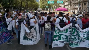 Portazo y protesta: ¿Por qué se manifiestan los trabajadores del IMSS?