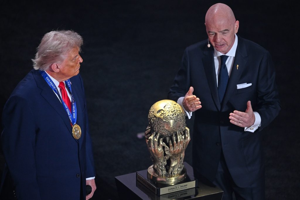 Infantino le entregó el premio de la paz a Donald Trump