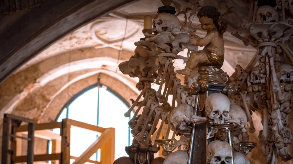 inglesias-huesos-rituales-luz-celebra-dusicky-dia-muertos-chequia