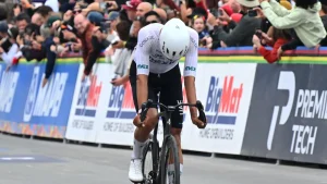 Posible lesión en la rodilla evita bicampeonato de Isaac del Toro en el Gran Piemonte