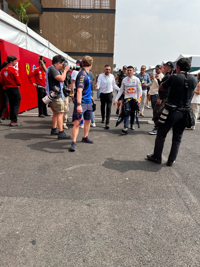 Isack Hadjar caminando por el paddock