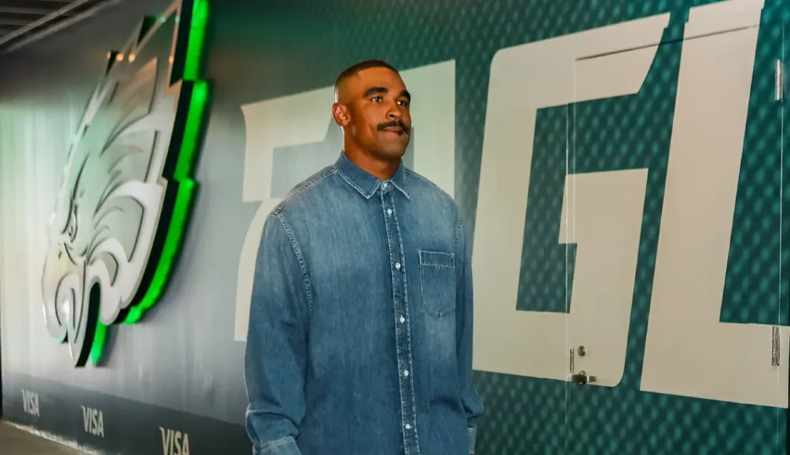 Ocupan una limpia: Jalen Hurts se une a la lista de lesionados de Eagles