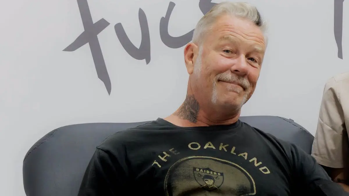 James Hetfield de Metallica donando sangre