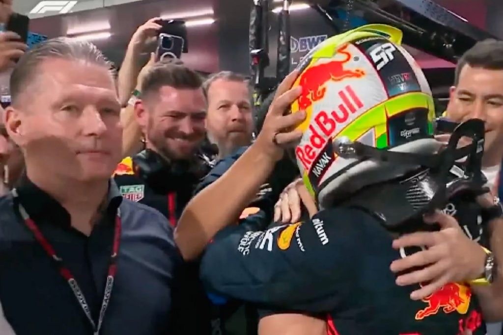 Jos Verstappen en uno de los triunfos de Checo