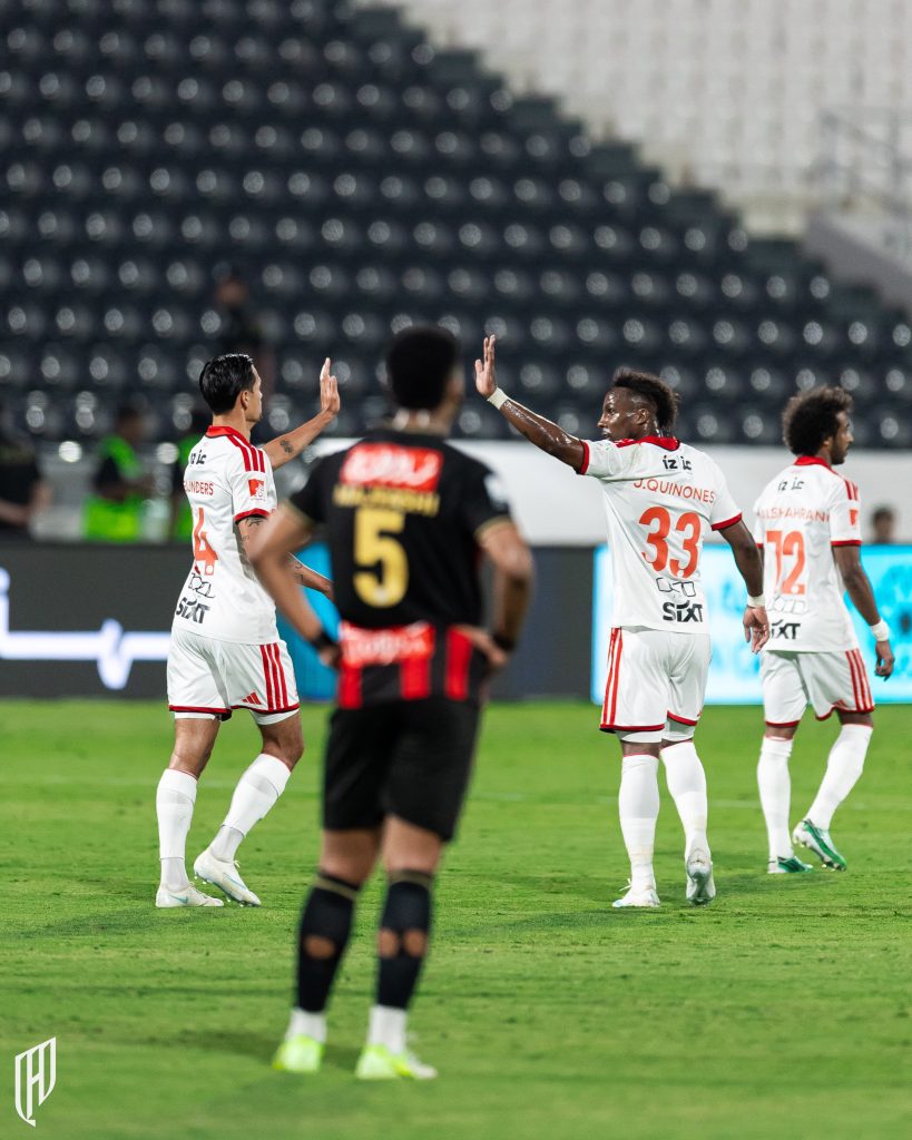 Julián Quiñones se rifa gol y dos asistencias en goleada de su equipo